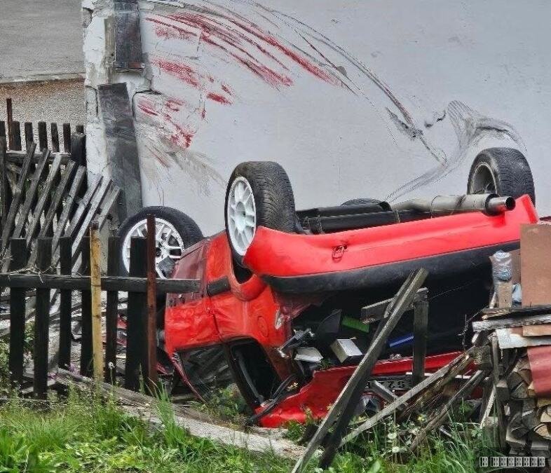 IZGUBIO KONTROLU, SLETEO U DVORIŠTE I ISPREVRTAO SE Zastrašujuća saobraćajka kod Nove Varoši, meštani u šoku (FOTO)