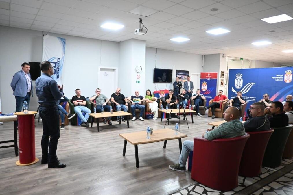 Milićević sa mladima u Požarevcu: Dijalog o ostanku, povratku i budućnosti Srbije - "sa ministrom na Ti"