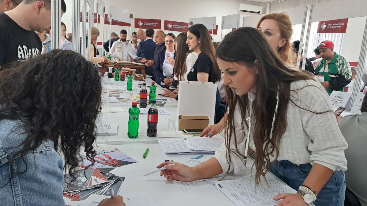 Najveća potražnja za ŠIVAČIMA, STOLARIMA I ELEKTRIČARIMA: U Vranju Sajam zapošljavanja okupio 35 poslodavaca i 376 radnih mesta, stiglo 1.200 nezaposlenih