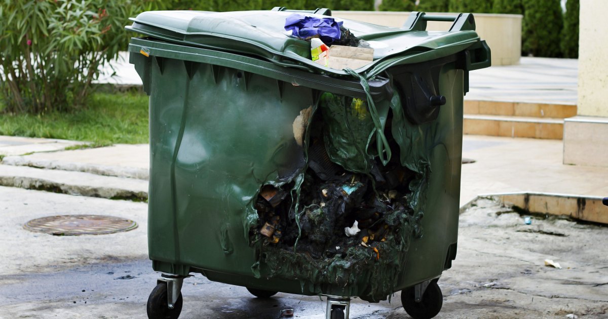 Nepoznati vandali palili redom: Više od 10 kontejnera izgorelo u Lučanima, šteta ogromna