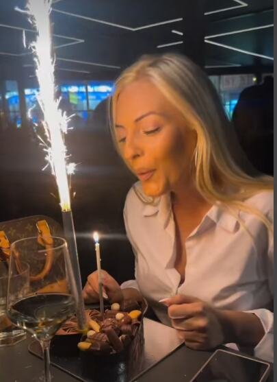GOGA GAČIĆ POTPISALA PAPIRE ZA RAZVOD I PROSLAVILA ROĐENDAN: Usred restorana doživela iznenađenje - dobila tortu u obliku srca i vatromet (FOTO)