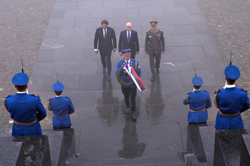"NEKA JE SLAVA VAMA BESMRTNIM HEROJIMA NAŠE SRBIJE": Vučević, Gašić i Mojsilović položili venac na Spomenik Neznanom junaku na Avali