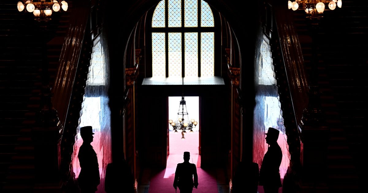Peter Mađar se "skockao" za polaganje zakletve: Pogledajte trenutak kad stiže u Skupštinu