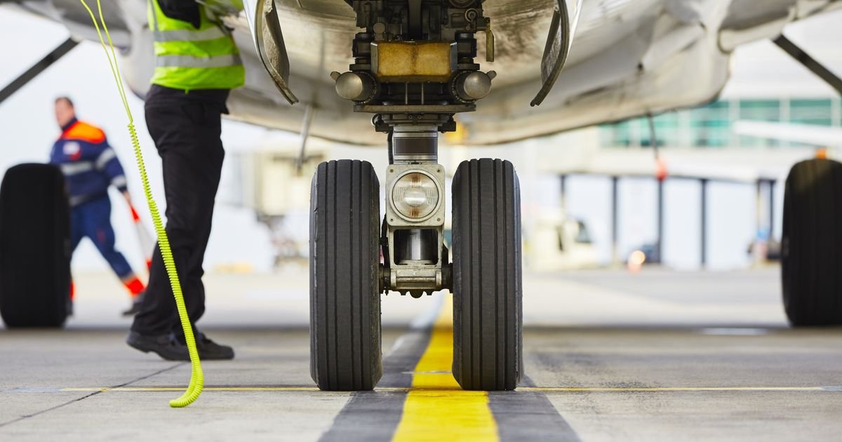 Avion udario osobu na pisti? Buknuo požar na avionu Frontier erlajnsa