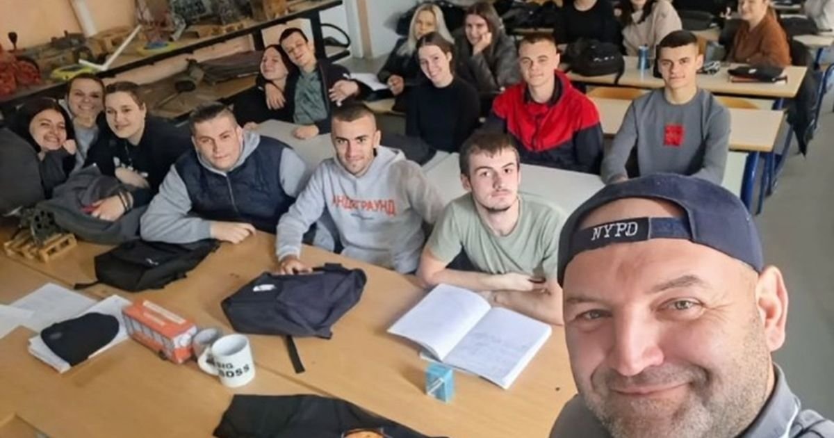 Pročitao je stih na majici i zaplakao: Profesor Slaven postao hit zbog načina na koji je čuvao svoje đake!