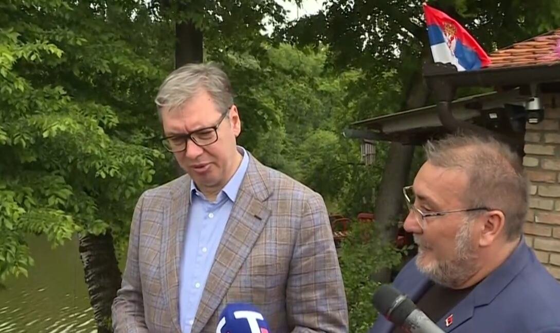 VUČIĆ U ŠIDU: Predsednik obilazi porodicu Bulatović, prisustvuje osveštavanju krsta u Parku prirode Mali Bosut i razgovara sa građanima (FOTO)