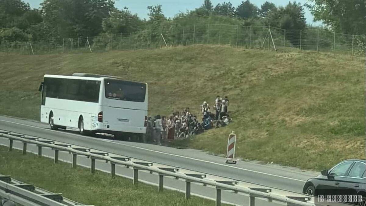 DRAMA NA AUTO-PUTU! Autobus pun dece ostao u kvaru kod isključenja za Bešku: Upućen hitan apel vozačima