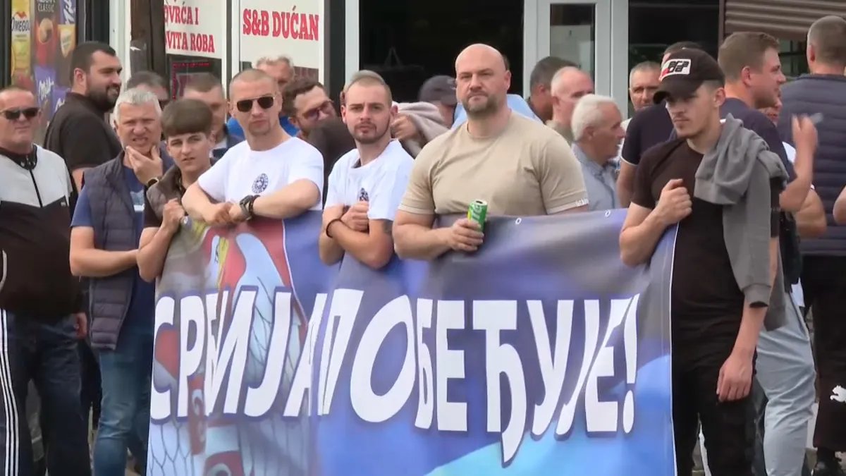 Verbalni sukob dve grupe u Resniku: Studenti i zborovi izašli "da pokažu da se ne boje", došli i simpatizeri SNS sa Dejanom Paunovićem