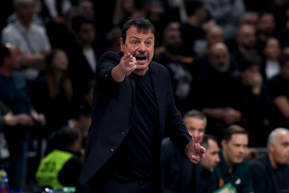 ATAMAN PONOVO PRAVI HAOS! ŽESTOKO OPLEO PO TRENERU VALENSIJE KOJEG JE HTEO DA BIJE! Njegove reči odjekuju, zahteva da se Martinez kazni!