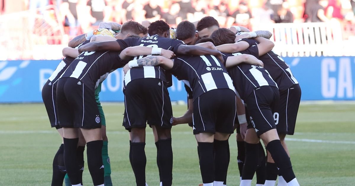 Fudbaleri Partizana protiv OFK Beograda u posebnim majicama, kao omaž cuvenom finalu LŠ protiv Real Madrida