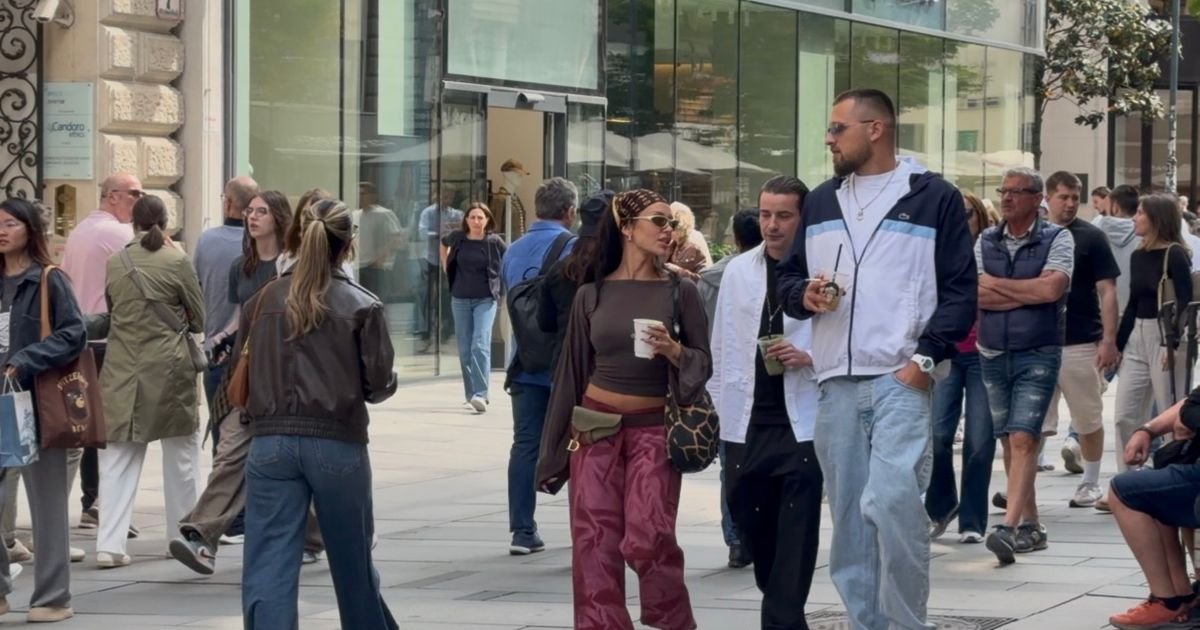 Pevačica uhvaćena sa reperom, krili se mesecima: Roditelji joj zaradili milione, a ona šeta u ovom izdanju