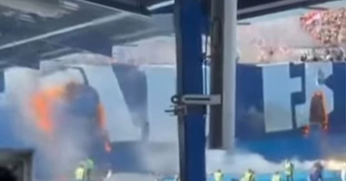 Zapaljena najveća zastava Bed Blu Bojsa: Haos na derbiju Dinamo - Hajduk, požar je podmetnut?