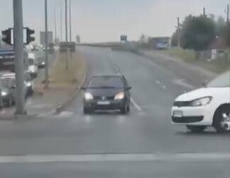 OPASNA SCENA U BEOGRADU! Reno snimljen kako vozi u kontrasmeru na Pupinovom mostu, zabrinuti građani upozorili vozače (VIDEO)