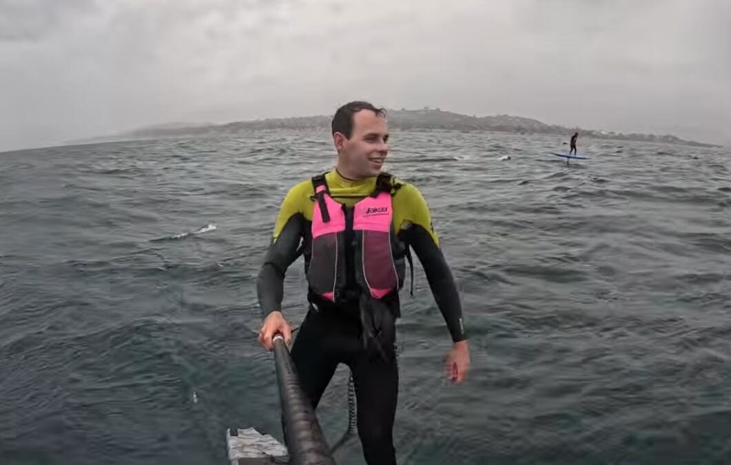 "Molim te nemoj da padneš!" Scena kao iz horor filma: Ajkula jurila surfera, jedva izvukao živu glavu (VIDEO)
