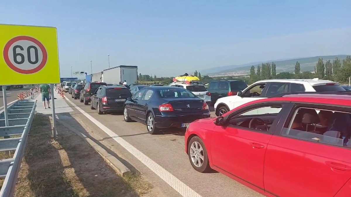 Putevi Srbije: Automobili na prelazu Preševo čekaju dva sata da izađu iz Srbije