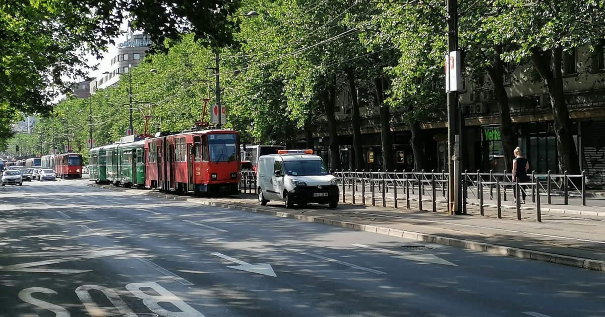 Tragedija u Bulevaru kralja Aleksandra: Vozaču pozlilo za volanom, automobil pokosio parkirana vozila