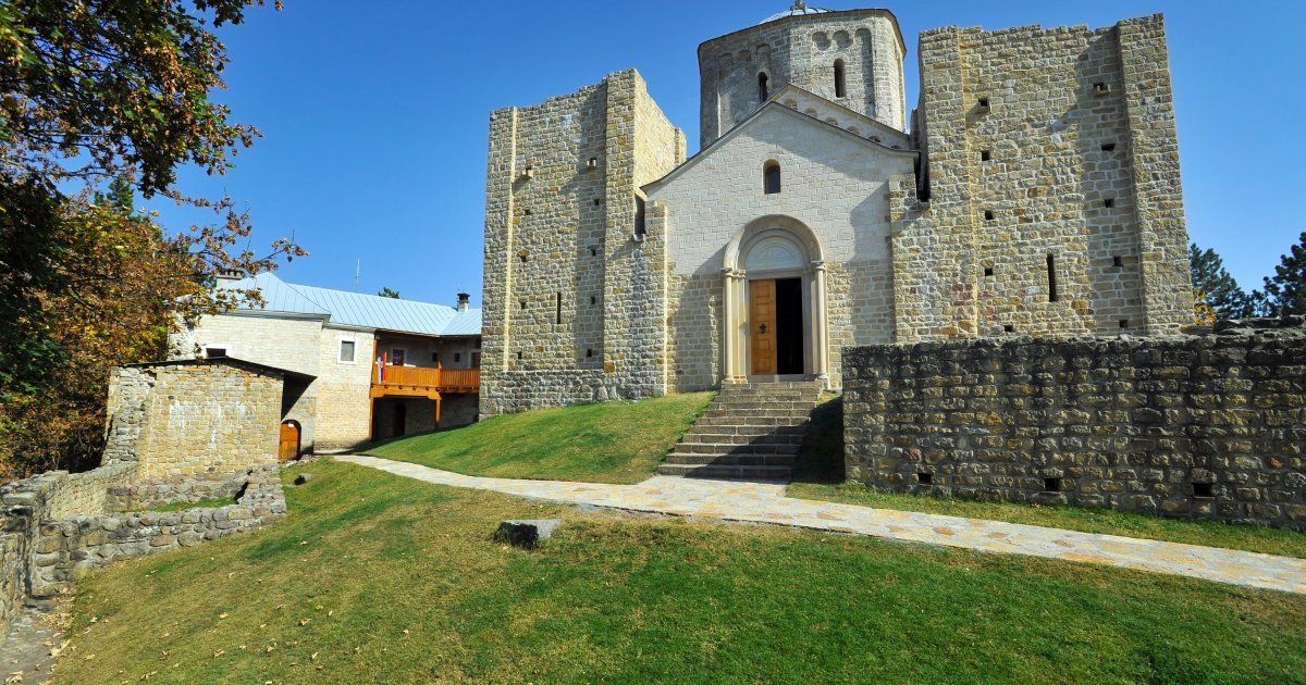 Mladi iz Berana krenuli na hodočašće u manastir Ostrog: Među njih 24, i bliznakinje Anđelina i Kalina