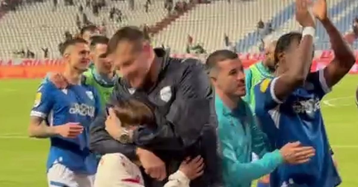 "Silov'o si Zvezdu, Lalate": Ultrasi Novog Pazara pozdravili trenera, on došao sa sinom u opremi crveno-belih