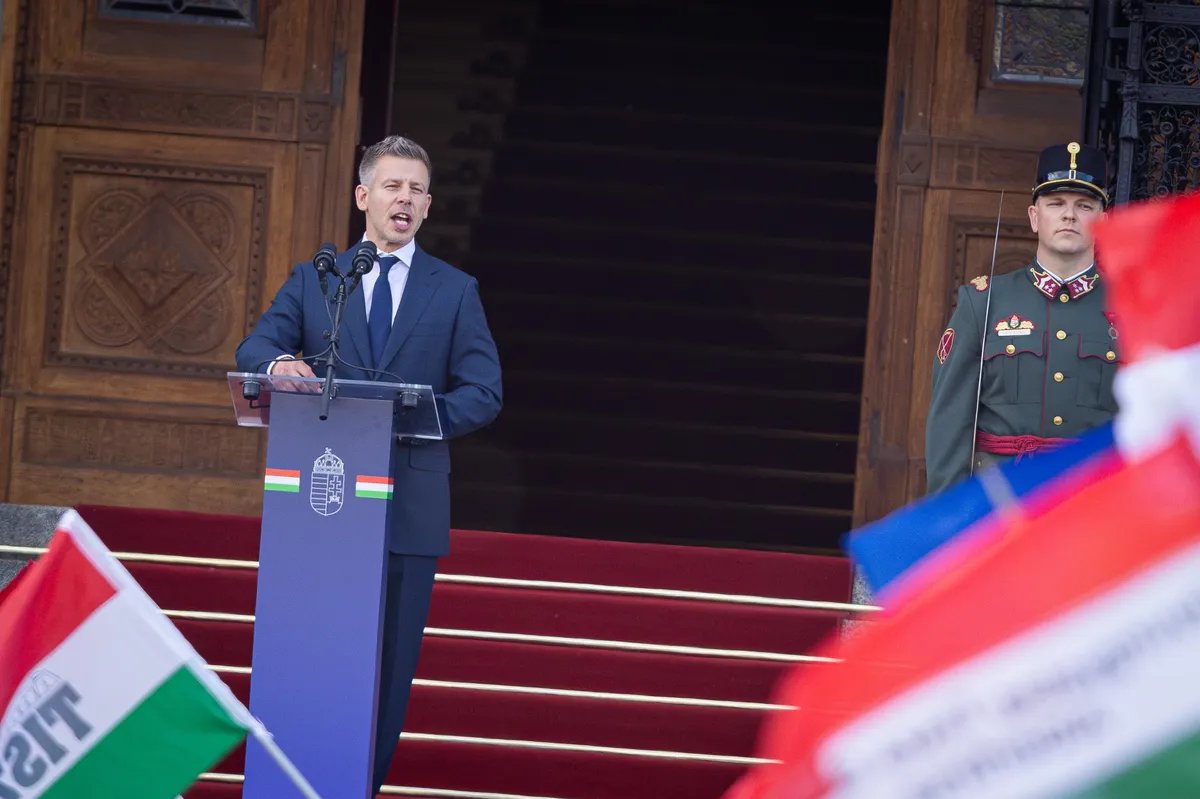"Svako ko danas voli slobodu želi da bude malo i Mađar": Šta je sve poručio novi premijer hiljadama okupljenih građana ispred mađarskog parlamenta