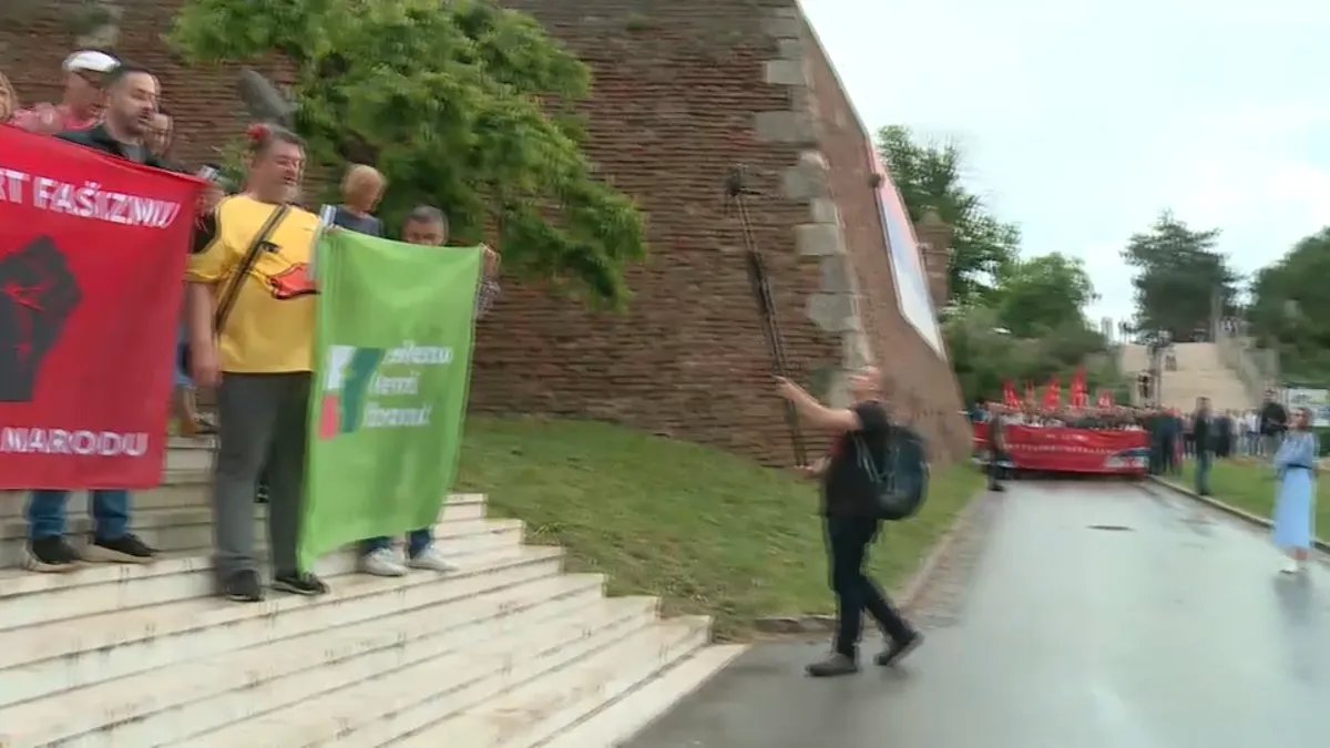 Dan pobede u Beogradu: Aktivisti ZLF poželeli da "padne sila i nepravda", baš kad je delegacija SPS stigla do Grobnice narodnih heroja na Kalemegdanu