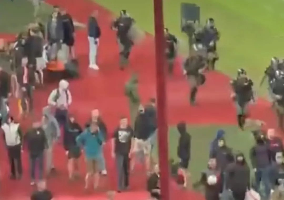 Haos na Marakani posle utakmice, svašta letelo ka terenu VIDEO