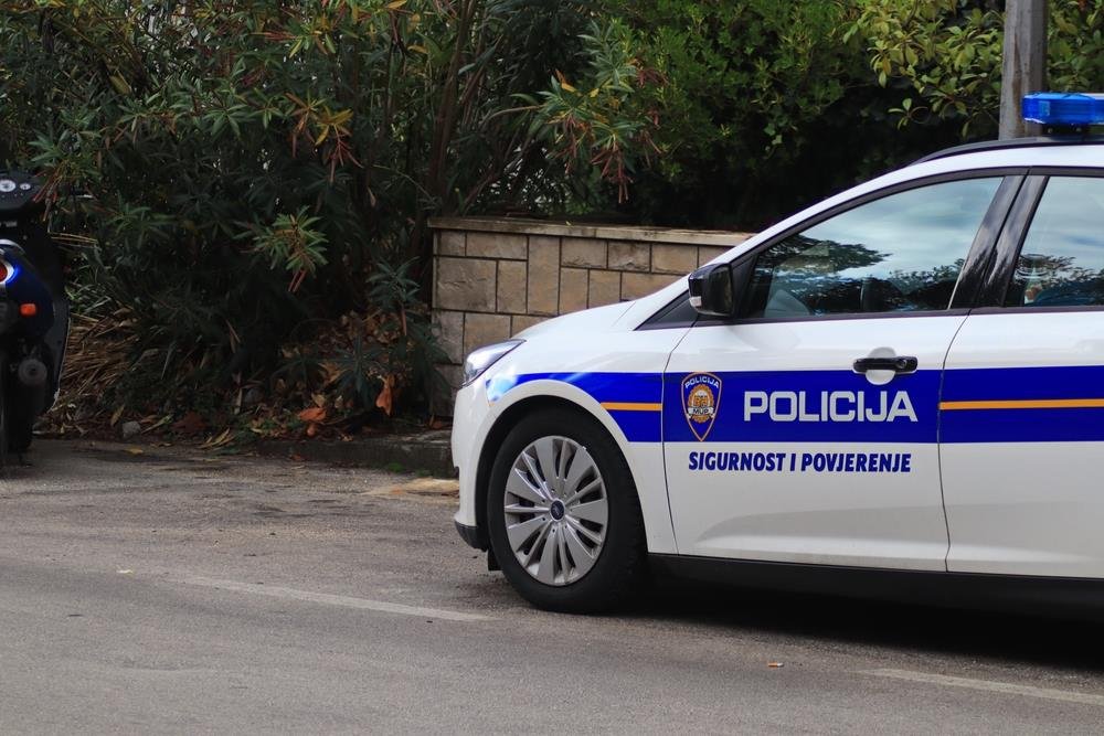 Majka s dvoje male dece u autu završila na krovu: Užas u Hrvatskoj, popila, pa sela za volan, sletela i udarila u betonski zid