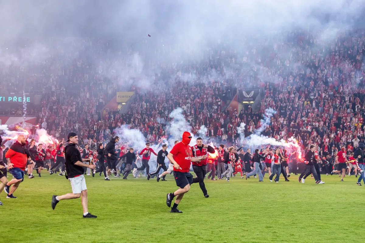 VIDEO Jezive scene u Pragu: Navijači utrčali na teren i prekinuli derbi, počeli okršaj bakljama