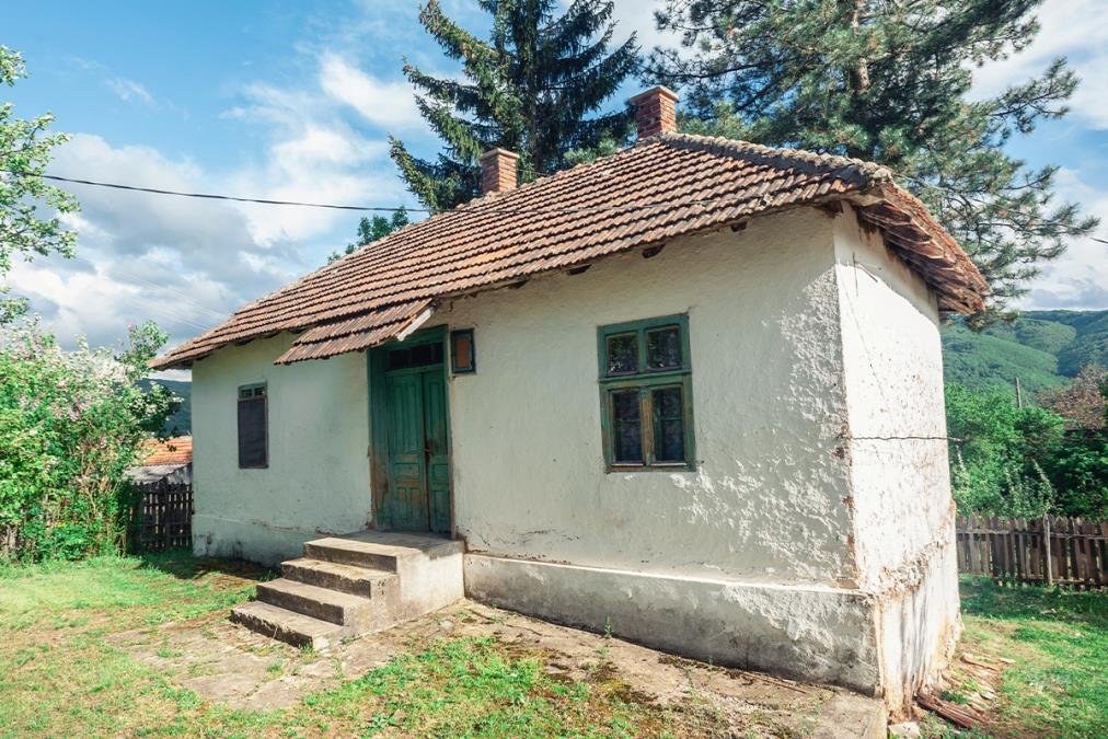 Ivan kupio kuću u Vojvodini za 15.000 € i kad se uselio uhvatila ga jeza: Pretrnuo od priče popa a kad je sišao u podrum selo više nikada nije bilo isto