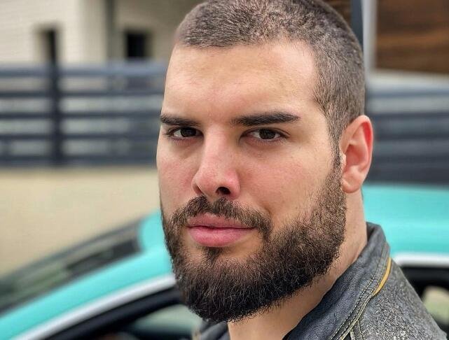 "JA SAM MNOGO LEP" Adam Adaktar o ružnim komentarima i osudi javnosti: Da sam ružniji, niži i sa jednom kraćom nogom, niko me ne bi dirao...