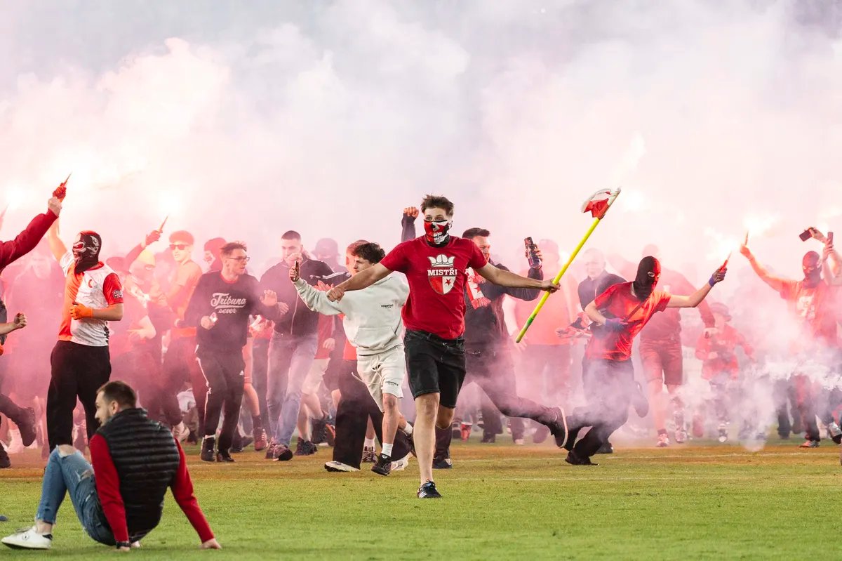 VIDEO Huligani upali na teren i prekinuli veliki derbi za titulu, scene ostavile Evropu u šoku
