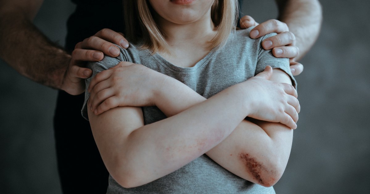 Deda godinu dana silovao unuku (9), policija potom otkrila još veći užas! Horor u komšiluku