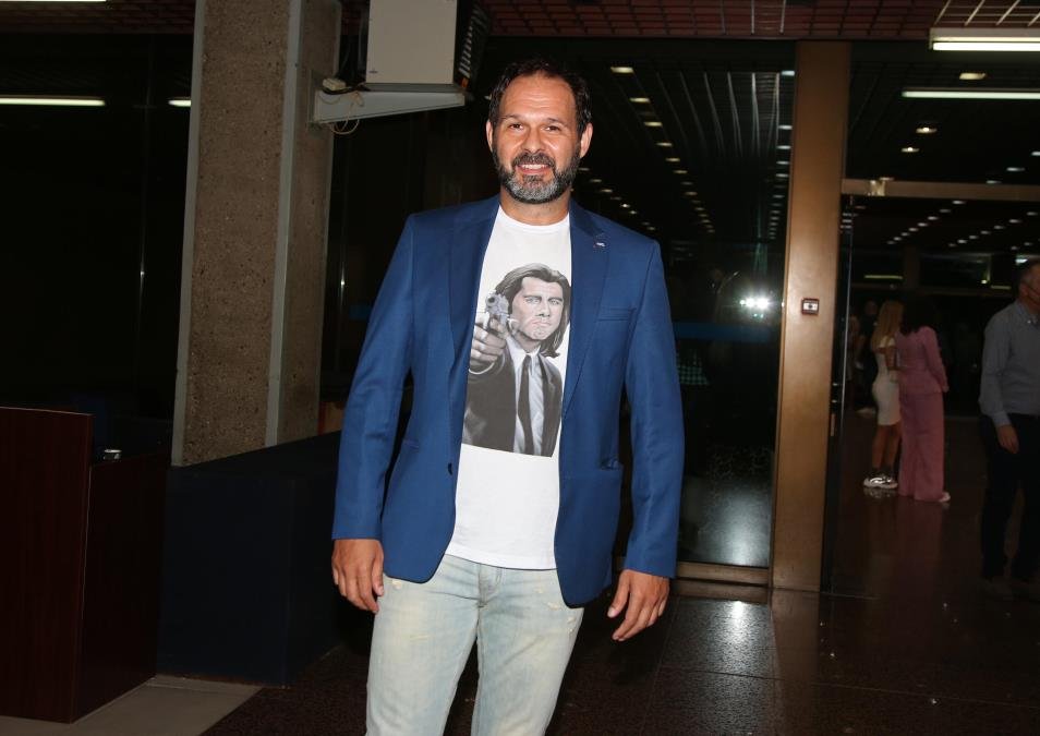 Aleksandar Srećković Kubura proslavio rođendan u pozorištu: Nasmejan drži tortu, a niko ne veruje koliko je godina napunio (FOTO)