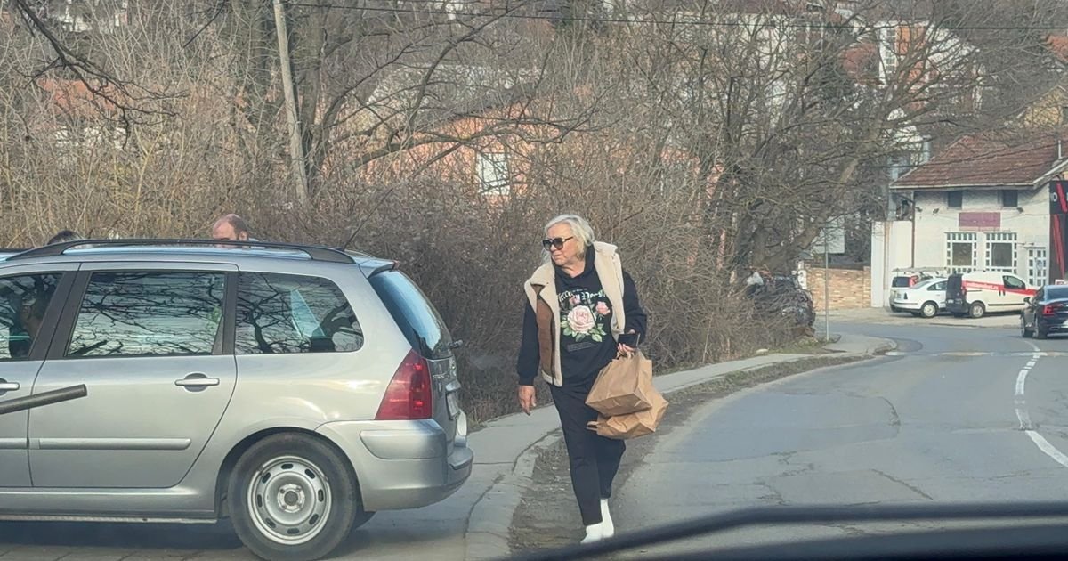 "Dvocevku je držao u rukama, malo mu je trebalo": Pevačica se razvale, otac hteo da je ubije