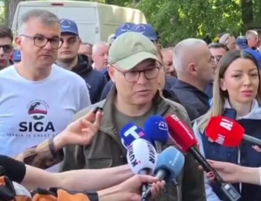VUČEVIĆ NA FRUŠKOJ GORI U AKCIJI ČIŠĆENJA: Ako hoćemo promene, menjajmo sebe