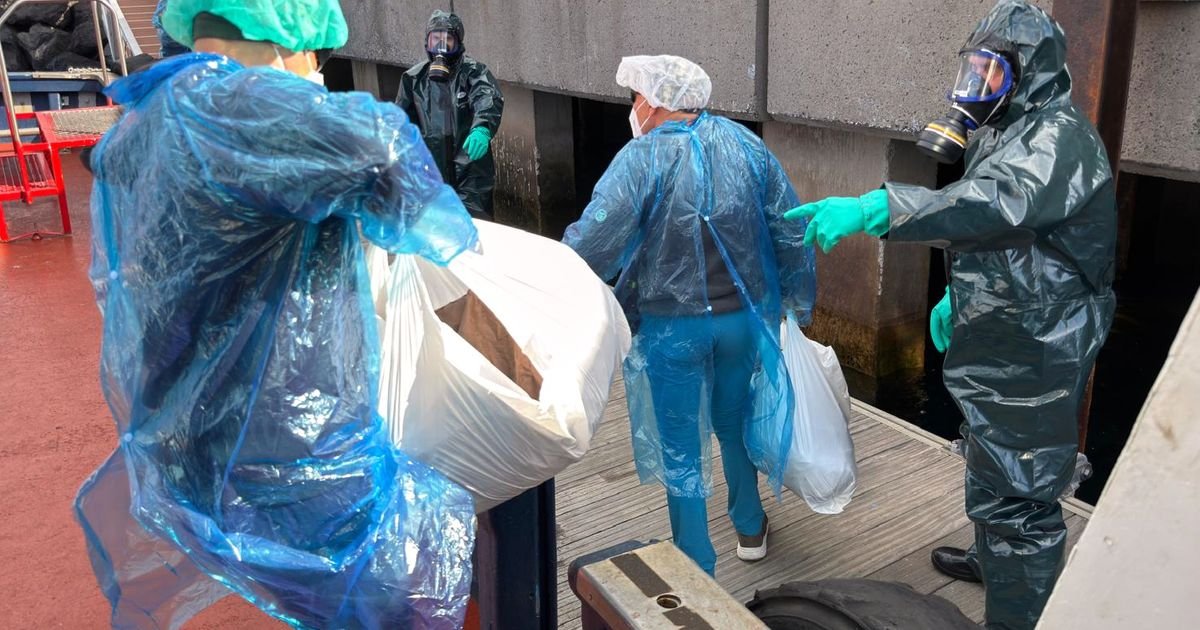 Pogledajte kako su iskrcani prvi putnici sa "broda smrti": Velike mere obezbeđenja zbog hantavirusa