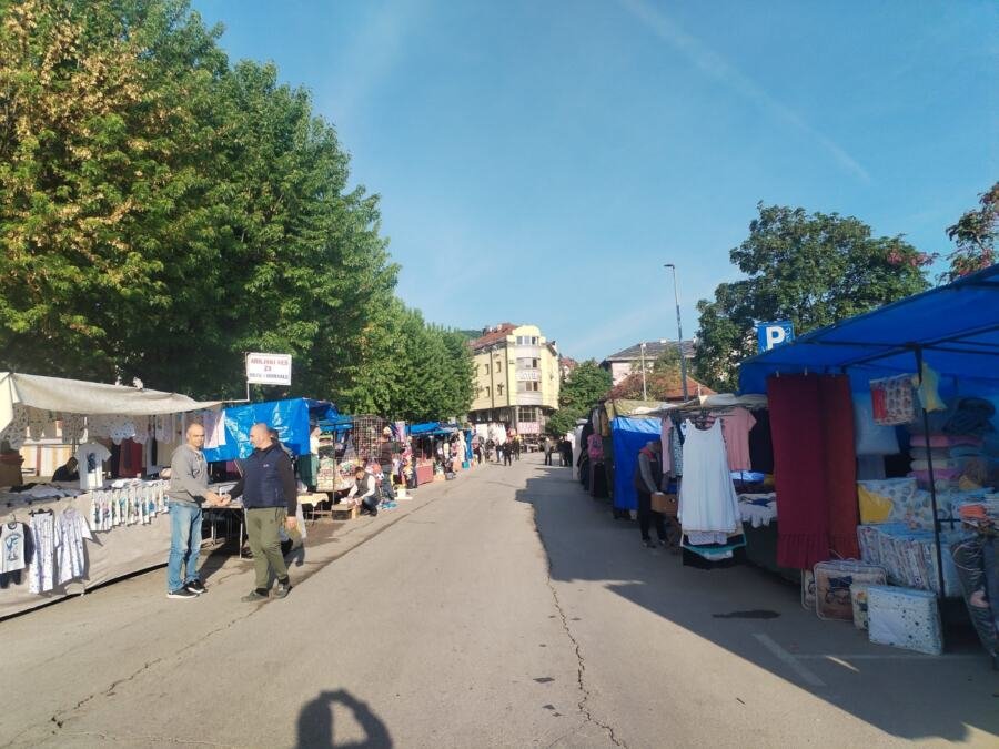 "NAKUPUJEM ČARAPA, GAĆA, PEŠKIRA... I MIRNA SAM" Đurđevski vašar u Užicu magnet je za kupce, nema čega nema (FOTO)