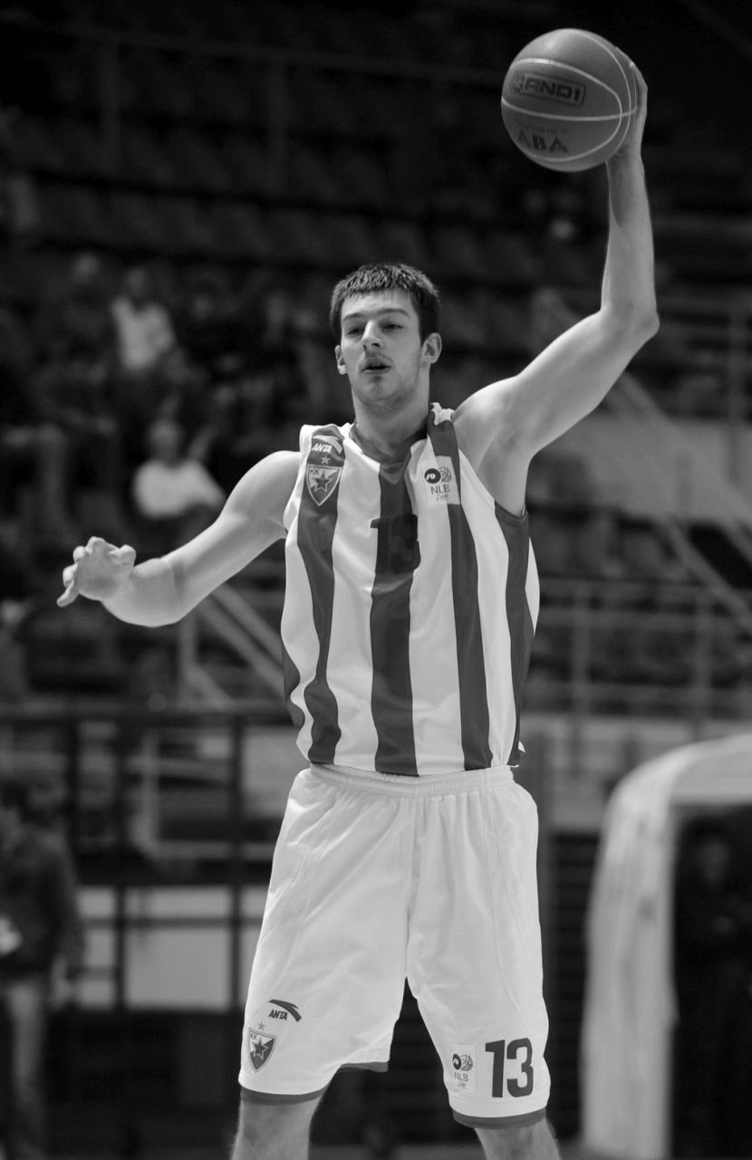 Da kamen zaplače: Navijači AEK-a doneli dres preminulog Stevana Jelovca na finale Lige šampiona