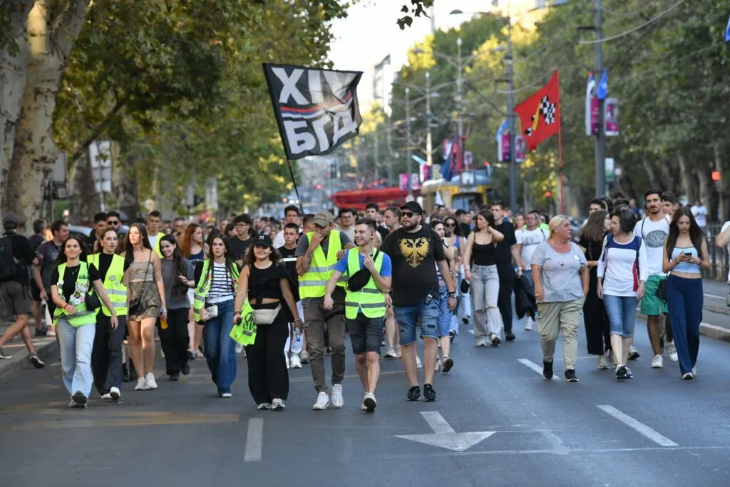 Počeo protest "(Ne) bojte se, i dalje smo tu": Okupljeni šesnaestominutnom tišinom odaju poštu stradalima u padu nadstrešnice