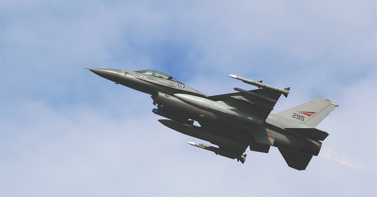 Srbin 1999. prizemljio NATO avijaciju: Poleteo zmajem na Avijano, a evo šta je poneo sa sobom!