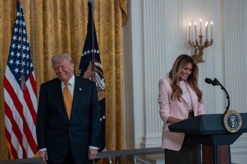 Melanija jednom rečju opisala Trampa i cela sala je prasnula u smeh: A reakcija predsednika SAD obilazi planetu (VIDEO)