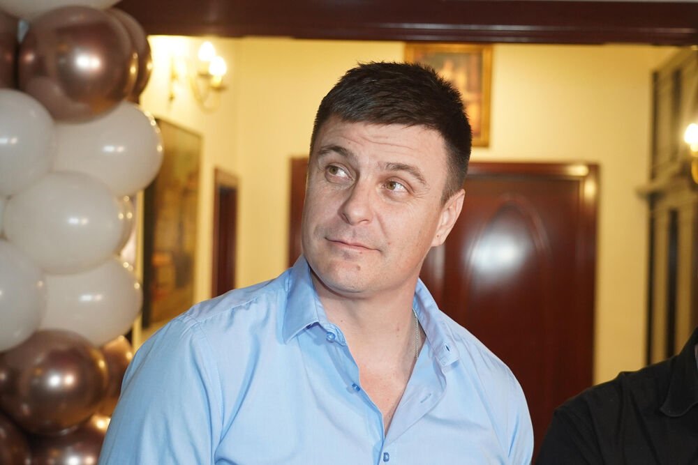 Svi znaju kakav je Vuk frajer, ali njegov brat je još bolji! Nestor uživao raskošno, a supruga mu je prava BOMBA!