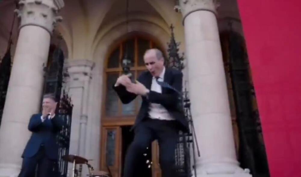 PLEŠE BOLJE OD ŠAKIRE I BIJONSE ZAJEDNO: Ministar zdravlja Mađarske postao INTERNET SENZACIJA! (VIDEO)