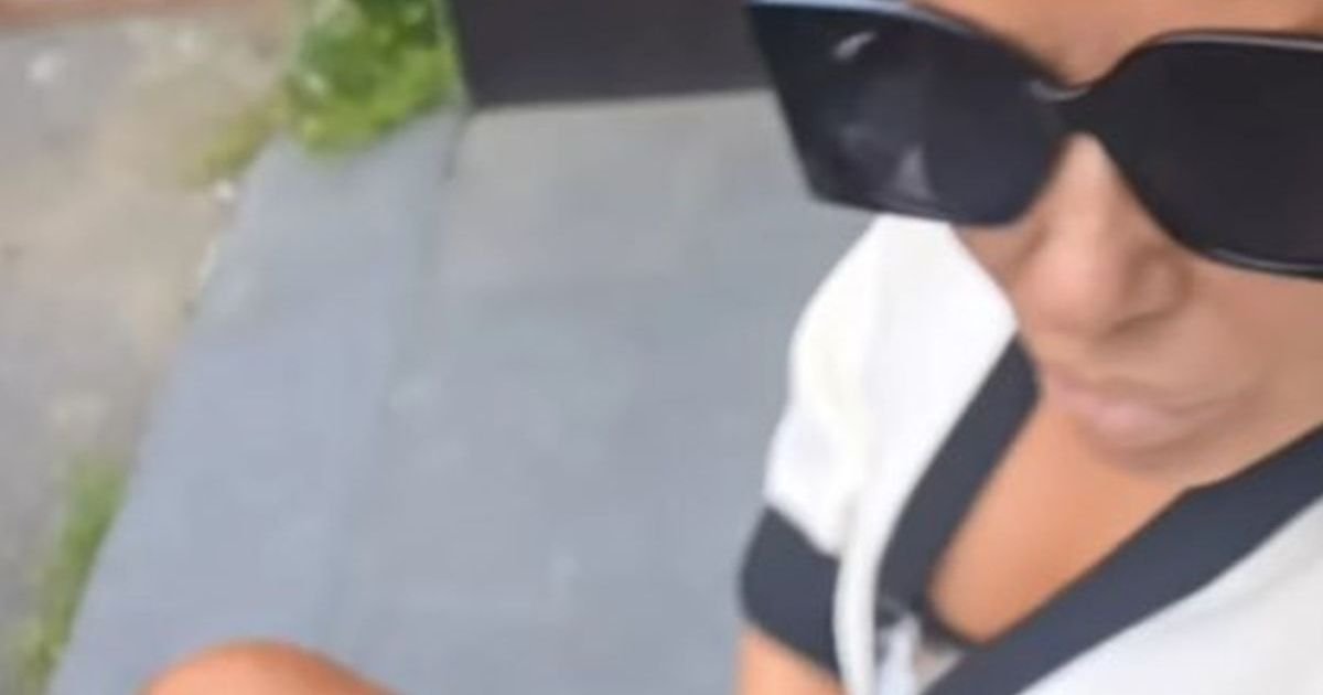Sela ispred zgrade usred dana i zavrće haljinu, komšije šokirane zbog Ane Nikolić: Isplivao video