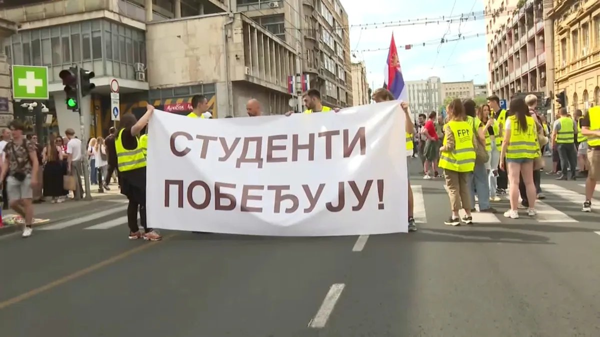 Student na protestu "(Ne)bojte se, i dalje smo tu": Vlast ne sme da raspiše izbore jer se plaši