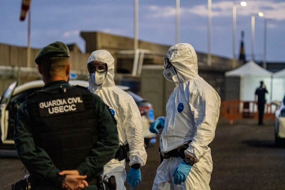 Pogledajte evakuaciju putnika sa "kruzera smrti": Sve se odigrava pod pratnjom vojske, evo šta sledi (FOTO/VIDEO)