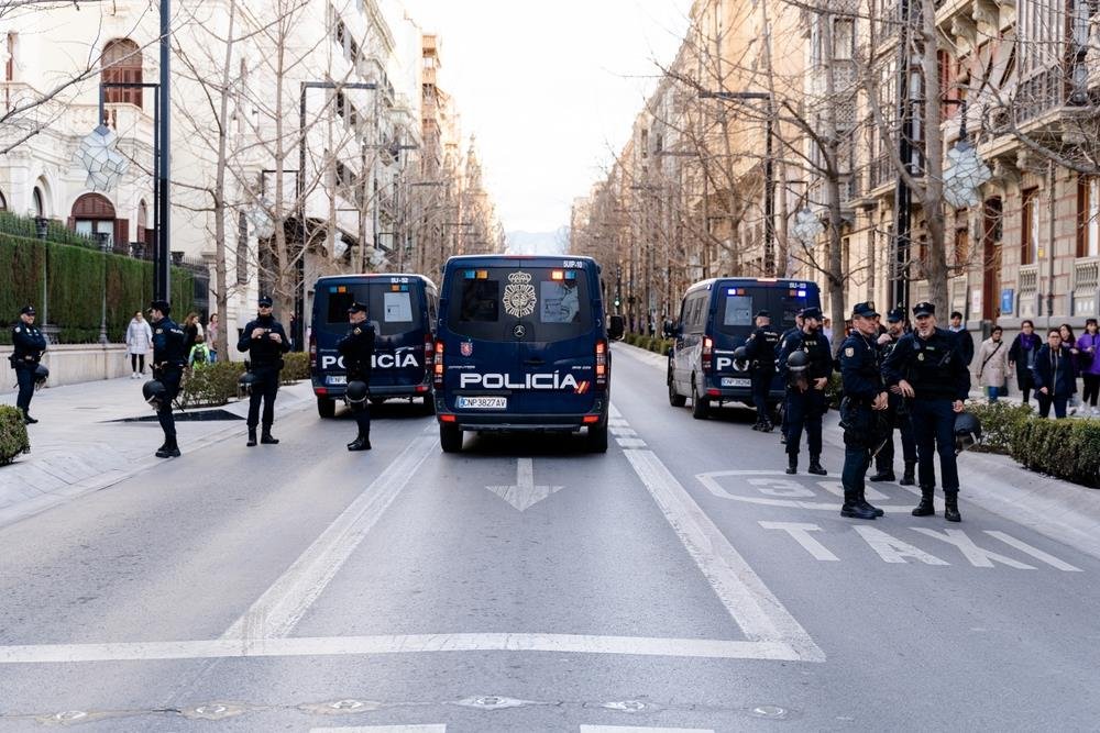 "IZ CRNOG BMW SU IZBACILI KRVAVOG ČOVEKA ISPRED BOLNICE I POBEGLI UZ ŠKRIPU GUMA" Filmske scene posle ranjavanja Srbina u Španiji! On ćuti kao zaliven!