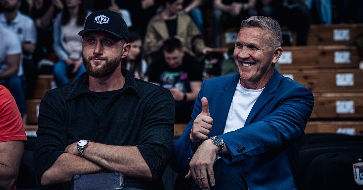 Jusuf Nurkić gleda utakmicu Bosna - Partizan u društvu čuvenog fudbalera, znate li o kome je reč?