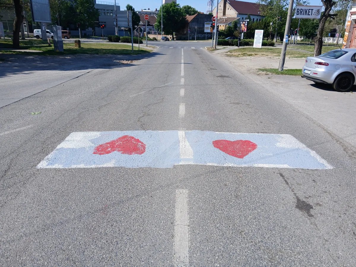 (VIDEO) Borba za kružni tok u Zrenjaninu: Pristalice SNS i Zborovi duže od 24 sata ne odstupaju s transparentima