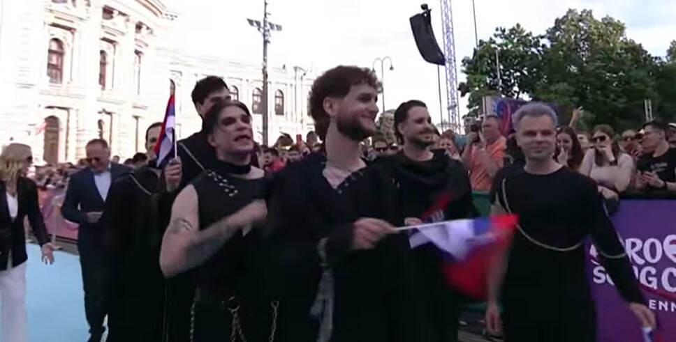 "Lavina" prodefilovala tirkiznim tepihom na svečanom otvaranju Evrovizije: Srpske zastave se vijore u Beču, publika ih pozdravila aplauzom