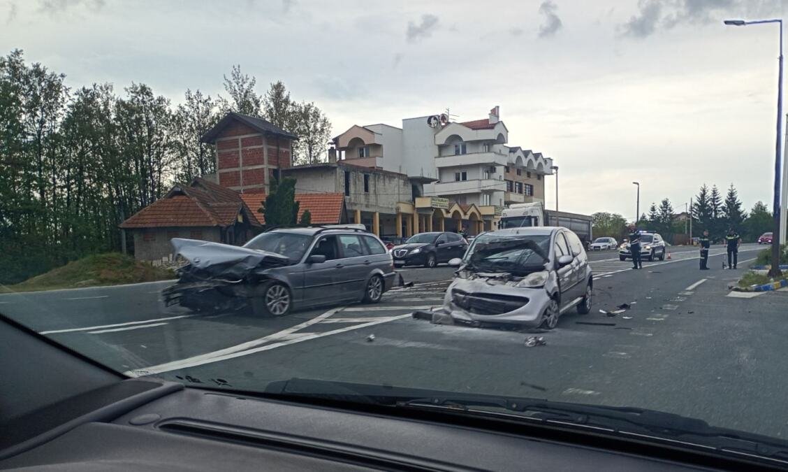 STRAŠNI PRIZORI NASRED ULICE KOD UŽICA: Težak sudar 2 vozila, osoba bez svesti prevezena u bolnicu! Formirane velike kolone vozila (FOTO)